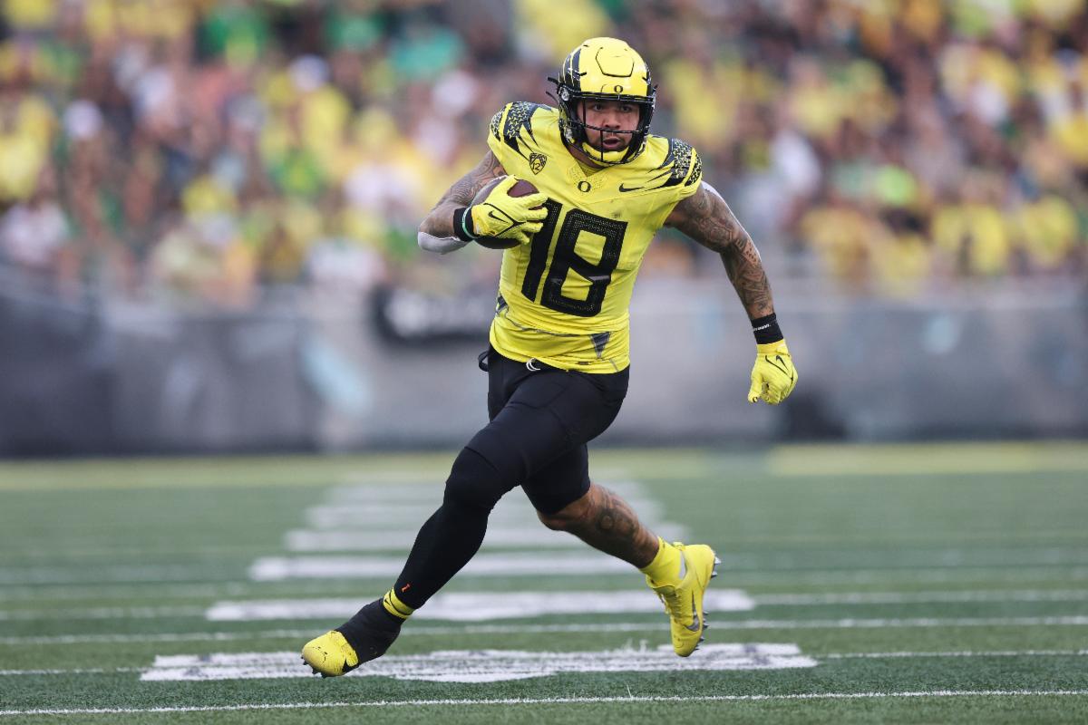 Best College Football Uniforms 2022: Oregon Ducks Float Alone